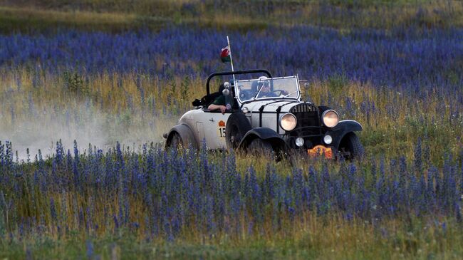 Участники на автомобиле Chrysler 75 Roadster (1929 г.) на этапе гонки международного ретро-ралли Пекин - Париж-2016 в Алтайском крае