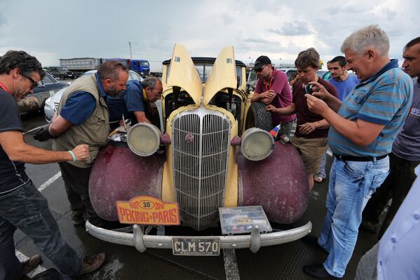 Автомобиль Buick Special Convertible (1936 г.) одного из участников гонки международного ретро-ралли Пекин - Париж-2016 во время технической остановки в Алтайском крае