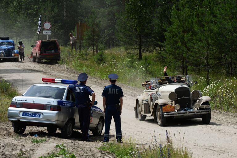 Участники на этапе гонки международного ретро-ралли Пекин - Париж-2016 в Алтайском крае