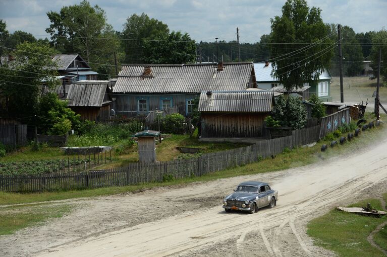 Участники на автомобиле Volvo Amazon 123 GT (1968 г.) на этапе гонки международного ретро-ралли Пекин - Париж-2016 в Алтайском крае