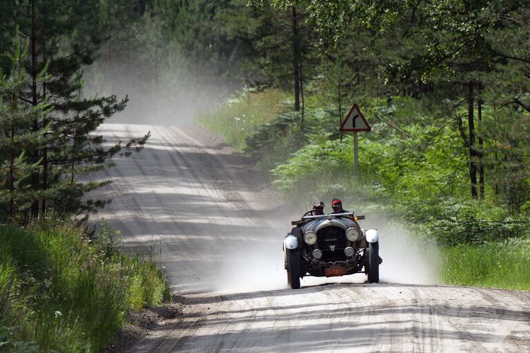 Участники на автомобиле Bentley 3 (1925 г.) на этапе гонки международного ретро-ралли Пекин - Париж-2016 в Алтайском крае