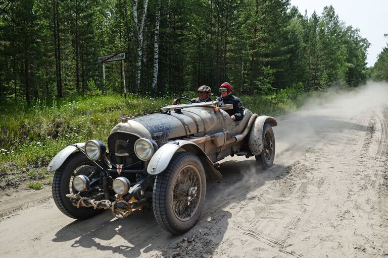 Участники на автомобиле Bentley 3 (1925 г.) на этапе гонки международного ретро-ралли Пекин - Париж-2016 в Алтайском крае