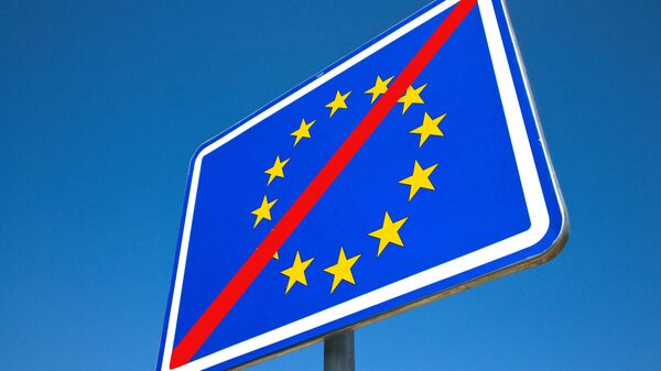 Дорожный знак с перечеркнутым флагом Евросоюза