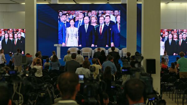 Журналисты смотрят трансляцию XV съезда Всероссийской политической партии Единая Россия. 27 июня 2016