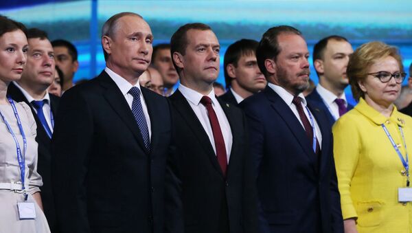 Владимир Путин и председатель правительства РФ Дмитрий Медведев на XV съезде партии Единая Россия. 27 июня 2016