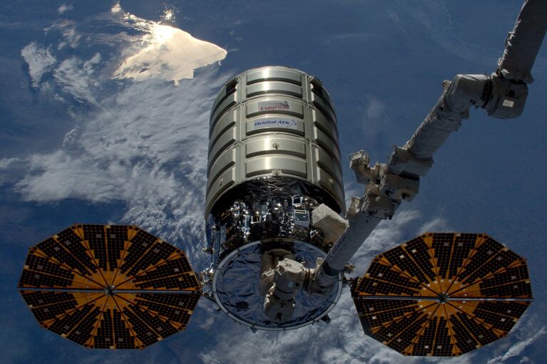 Космический грузовой корабль Cygnus американской компании Orbital ATK покидает Международную космическую станцию. 14 июня 2016