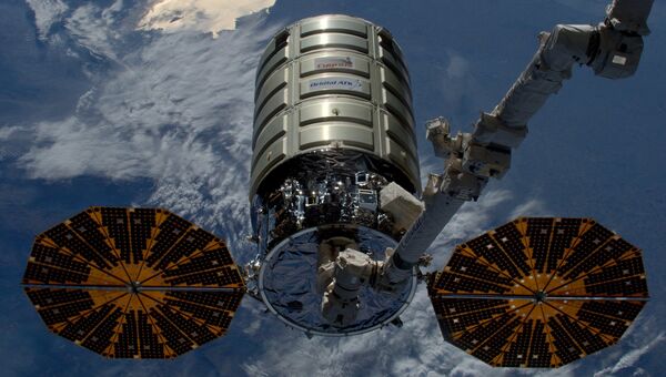 Космический грузовой корабль Cygnus американской компании Orbital ATK покидает Международную космическую станцию. 14 июня 2016