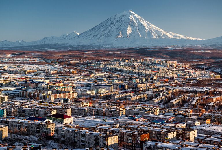 Вид на город Петропавловск-Камчатский и вулкан Корякский