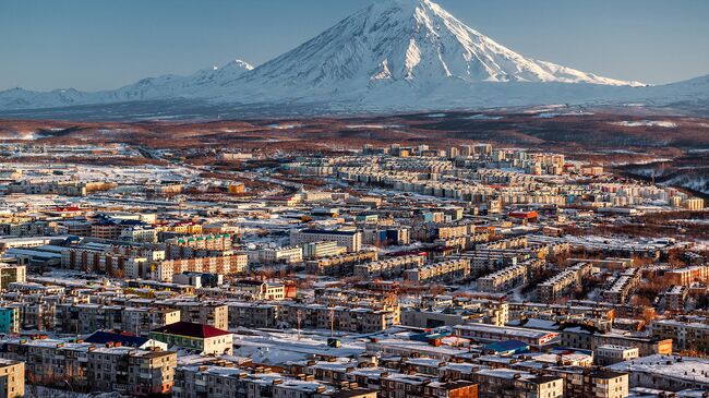 Вид на город Петропавловск-Камчатский и вулкан Корякский. Архивное фото