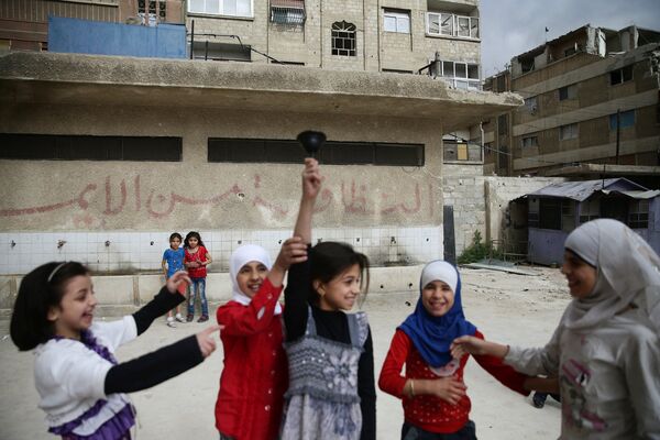 Девочки во дворе одной из школ в Дамаске. Сирия, 24 мая 2016