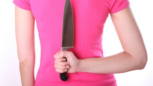 Женщина с кухонным ножом в руке