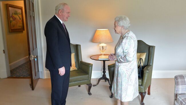 Королева Великобритании Елизавета II и заместитель первого министра Северной Ирландии Мартин Макгиннесс. 27 июня 2016