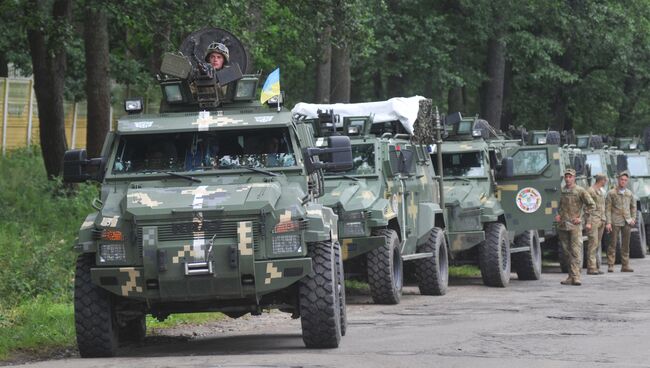 Колонна бронеавтомобилей КРАЗ во время Международных военных учений Rapid trident-2016 во Львовской области. 27 июня 2016