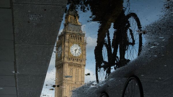 Отражение Биг Бена в Лондоне, Великобритания. Архивное фото