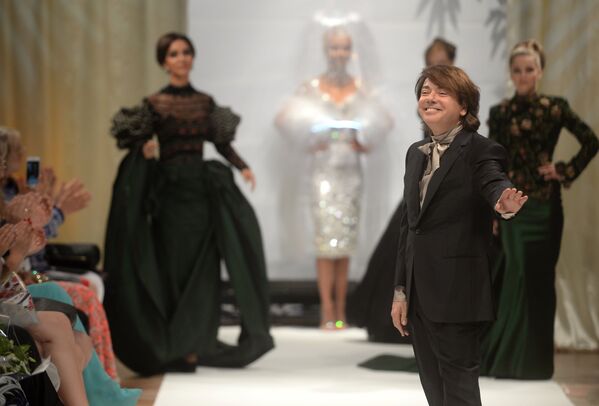 Модельер Валентин Юдашкин на показе своей новой коллекции одежды в рамках празднования юбилея благотворительного фонда Татьяны Михалковой Русский Силуэт