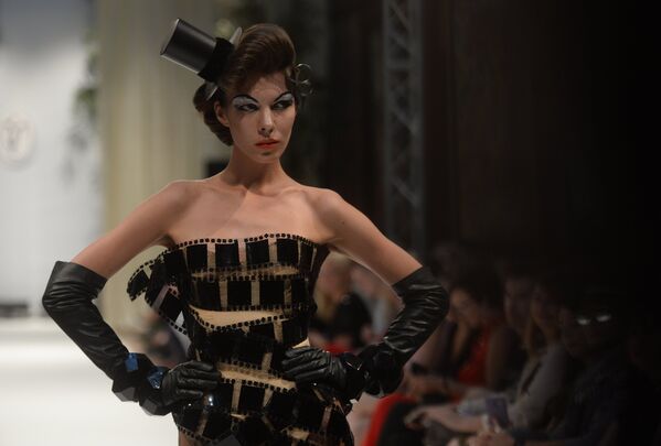 Модель демонстрирует одежду из новой коллекции модельера Валентина Юдашкина на показе в рамках празднования юбилея благотворительного фонда Татьяны Михалковой Русский Силуэт