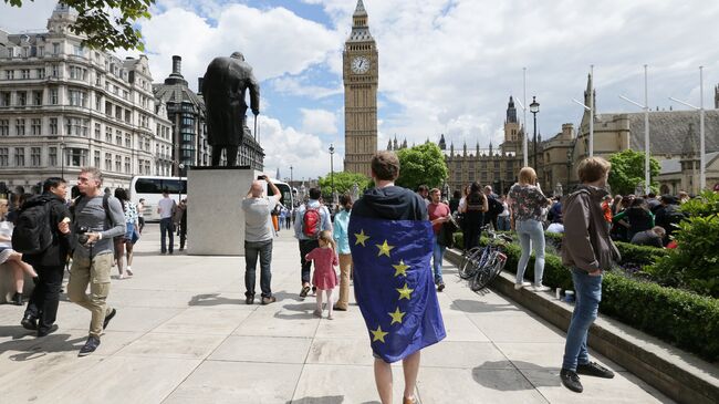 Мужчина с флагом ЕС на Парламентской площади Лондона, Великобритания. Архивное фото