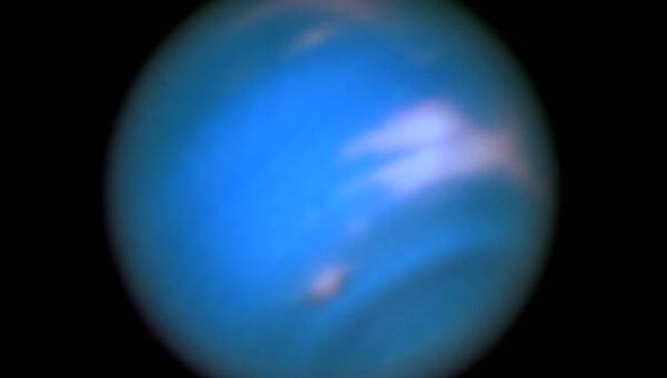 Темное пятно на поверхности Нептуна, открытое Хабблом