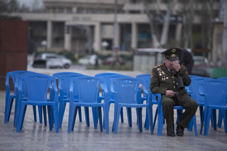 Ветеран войны после торжественного мероприятия в честь Дня Победы