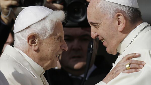 Папа Римский Бенедикт XVI и Папа римский Франциск в Ватикане