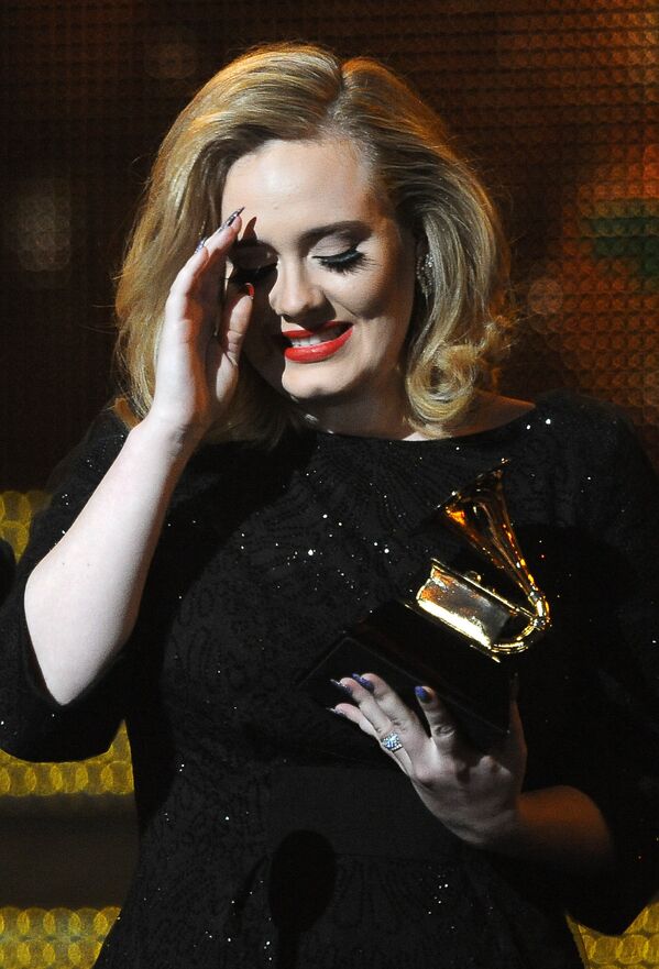 Певица Адель реагирует после получения премии Грэмми в Лос-Анджелесе, штат Калифорния. 12 февраля 2012