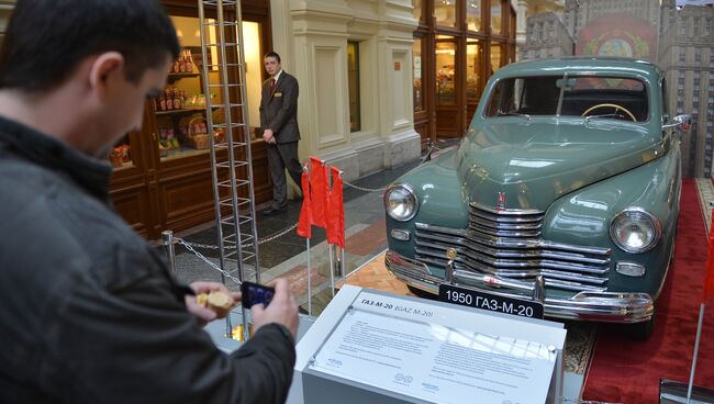 Посетитель фотографирует автомобиль ГАЗ-М-20 Победа (1946 г.)