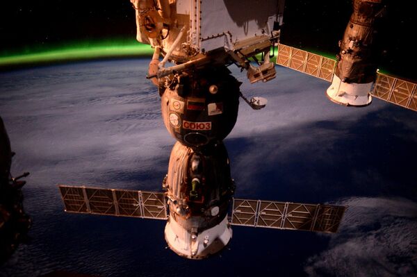Фотография космического корабля Союз ТМА-19М с борта МКС