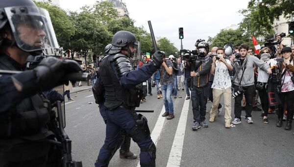 Французские полицейские во время шествия против реформы трудового законодательства в Париже. 28 июня 2016