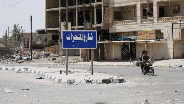 На улицах города Эль-Фаллуджа после освобождения его от боевиков ИГ. Архивное фото