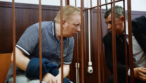 Генеральный директор Российского авторского общества (РАО) Сергей Федотов (слева), подозреваемый в мошенничестве в особо крупном размере, в Таганском суде Москвы