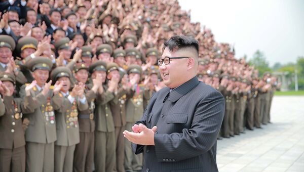 Лидер КНДР Ким Чен Ын с участниками запуска ракеты. 29 июня 2016
