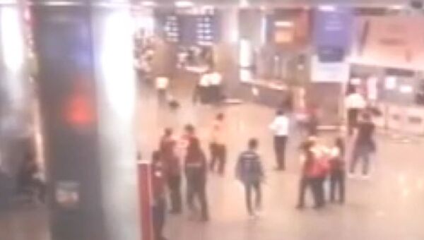 Взрывы в аэропорту Стамбула. Съемка камер слежения