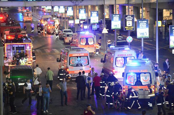 На месте теракта в аэропорту Стамбула Ататюрк. 28 июня 2016