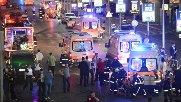 На месте теракта в аэропорту Стамбула Ататюрк. 29 июня 2016