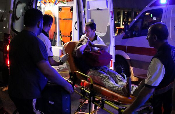 Женщина, получившая ранения в результате теракта в аэропорту Стамбула Ататюрк. 29 июня 2016