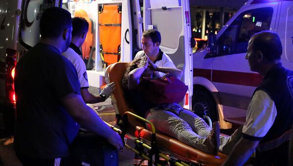 Женщина, получившая ранения в результате теракта в аэропорту Стамбула Ататюрк. 29 июня 2016