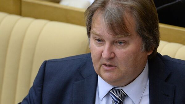 Первый заместитель председателя комитета Государственной Думы РФ по по госстроительству Михаил Емельянов