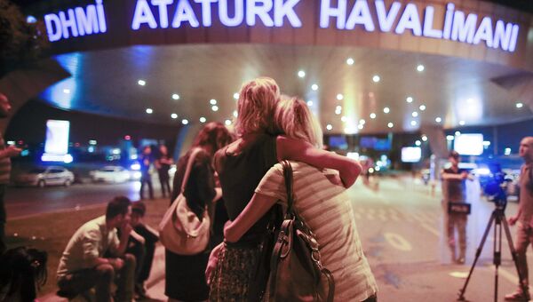 Люди, покинувшие здание аэропорта Ататюрк после теракта. Стамбул. 29 июня 2016. Архивное фото