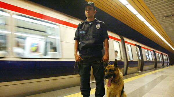 Сотрудник полиции со служебной собакой на станции метро в Стамбуле. Архивное фото
