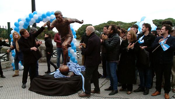 Месси в бронзе: статую аргентинского футболиста установили в Буэнос-Айресе