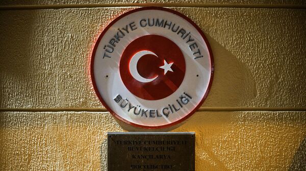 Табличка на здании посольства Турецкой Республики в Москве. Архивное фото