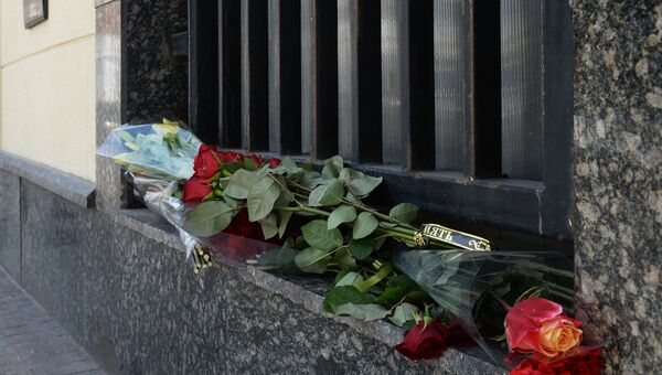 Цветы у посольства Турции в Москве в память о погибших в результате теракта в Стамбуле
