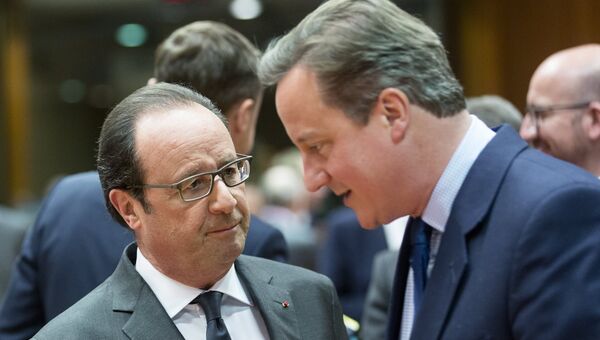 Президент Франции Франсуа Олланд и премьер-министр Великобритании Дэвид Кэмерон во время саммита ЕС в Брюсселе