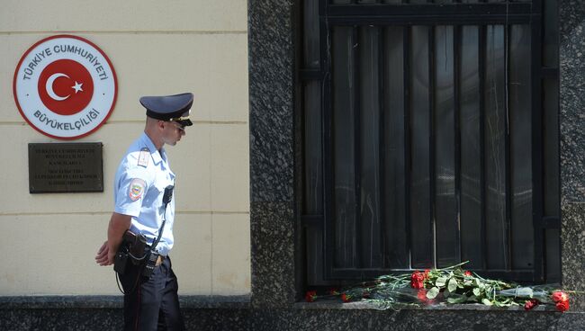 Цветы у посольства Турции в Москве в память о погибших в результате теракта в Стамбуле