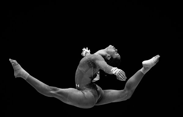 Габриэль Дуглас (США) выполняет вольные упражнения в индивидуальном многоборье среди женщин на чемпионате мира по спортивной гимнастике в Глазго