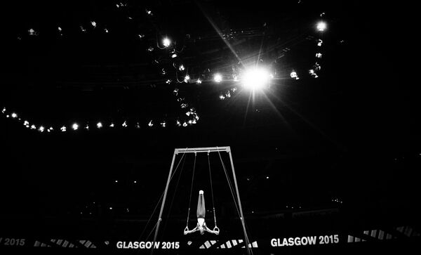 Кохэй Утимура (Япония) выполняет упражнения на кольцах в командном многоборье среди мужчин на чемпионате мира по спортивной гимнастике в Глазго