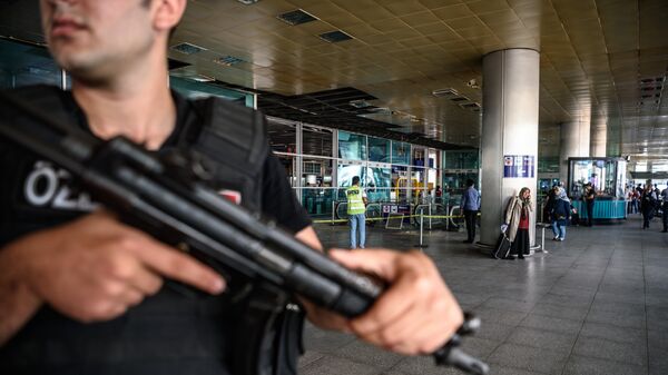 Сотрудник правоохранительных органов Турции в аэропорту Стамбула. Архивное фото