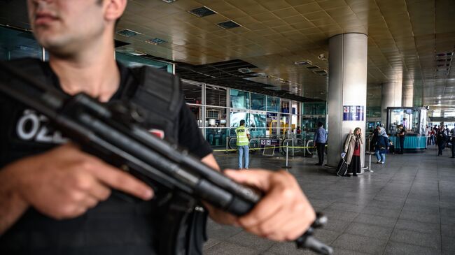 Сотрудник правоохранительных органов Турции месте теракта в аэропорту Стамбула. 29 июня 2016