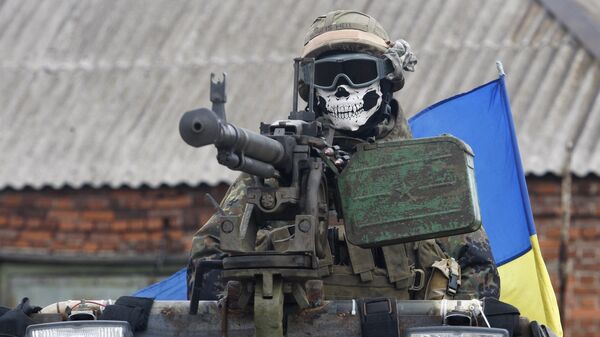 Солдат ВСУ на бронемашине в окрестностях Дебальцево, Украина. Архивное фото