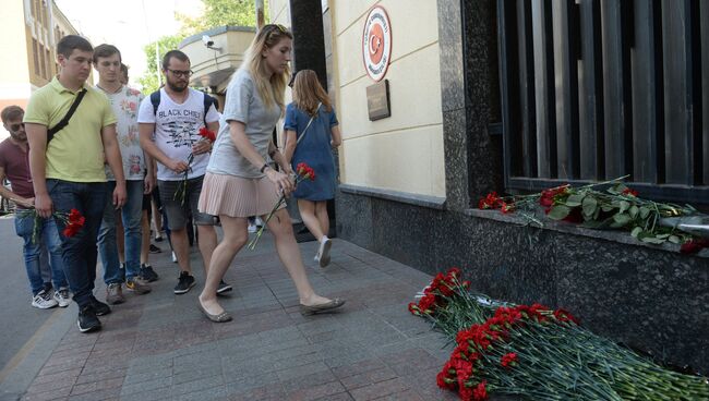 Москвичи несут цветы к посольству Турции в память о погибших в результате теракта в Стамбуле